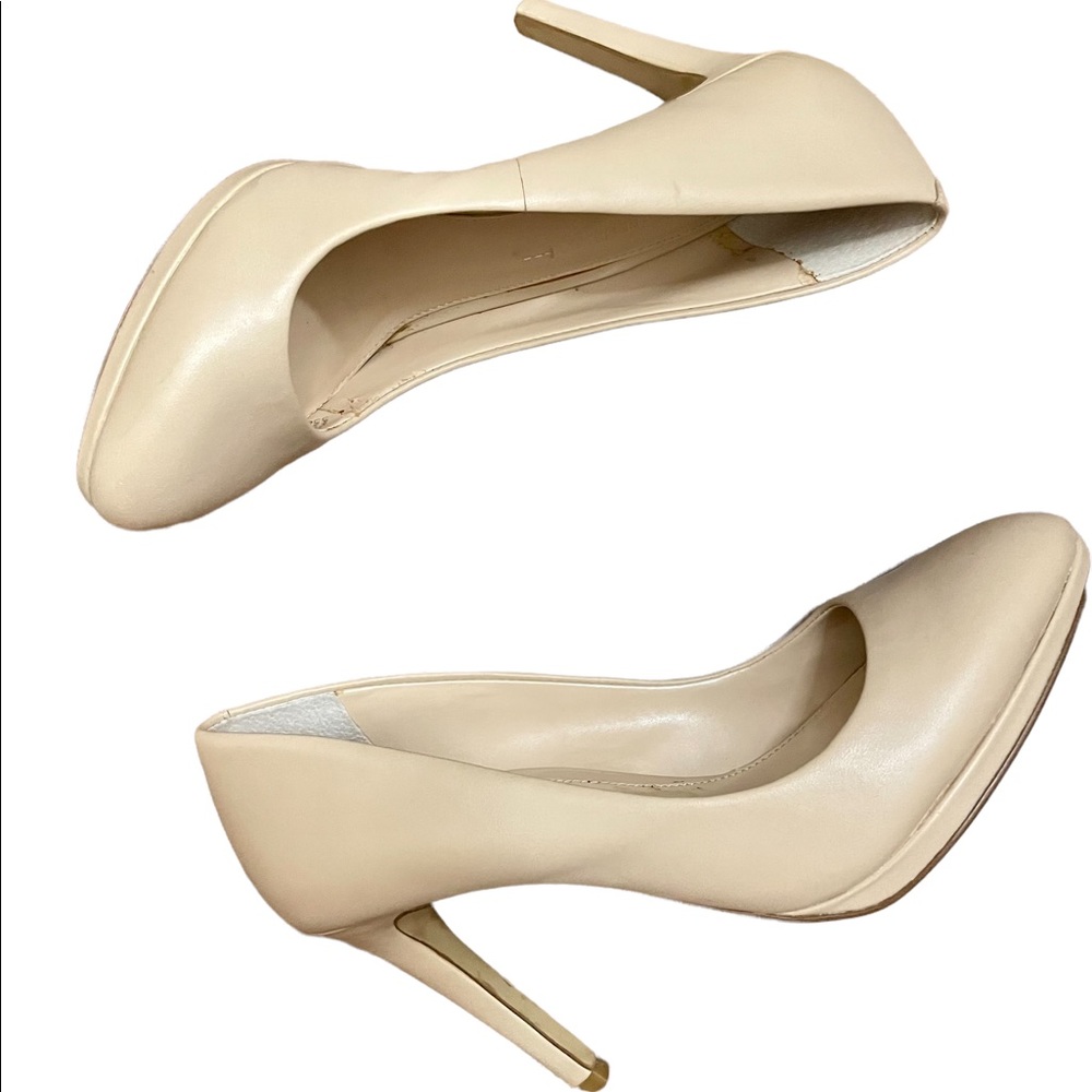 Gorgeous, classic leather pumps from Banana Republic. US 6. Shade is “Dune.”